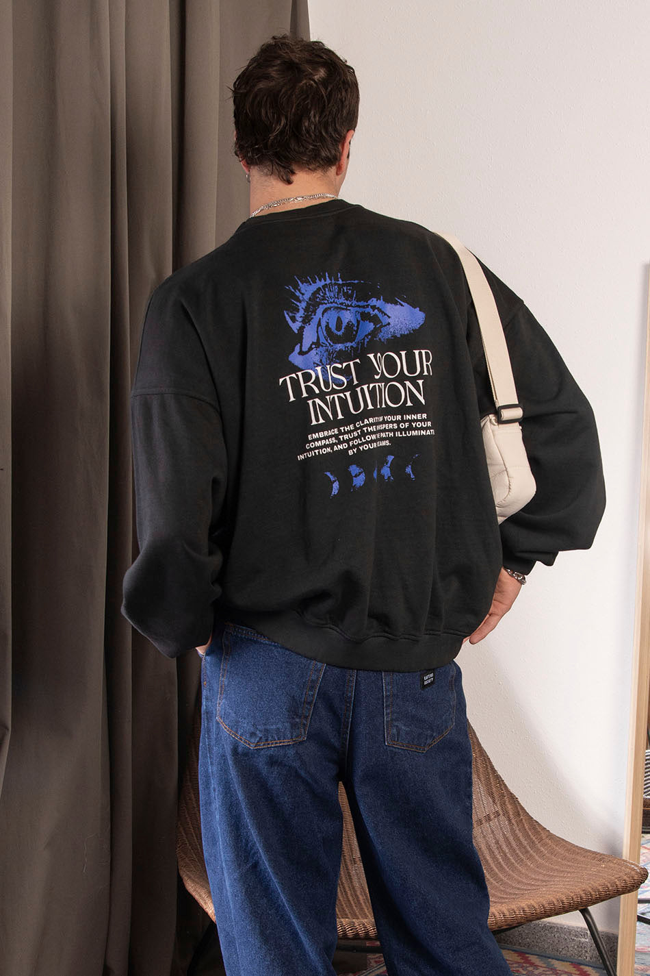 Verwaschenes schwarzes Sweatshirt „Eye Trust Your Intuition“.